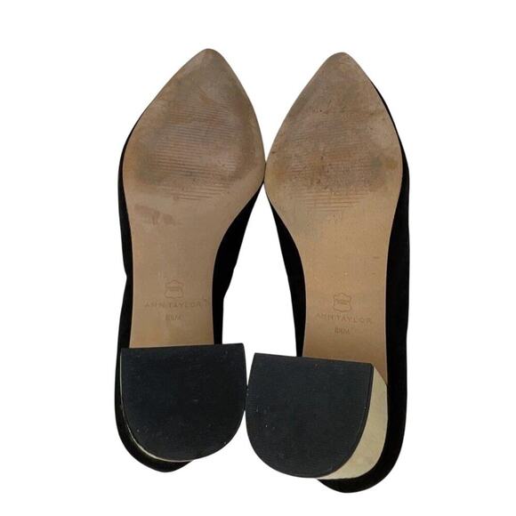 Women’s Size 8.5M Ann Taylor Black Suede Pumps Gold Block Heel Bow Pointed Toe - Picture 2 of 7
